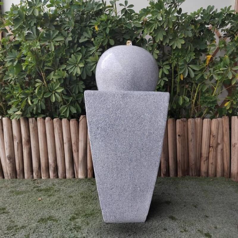 Dekorační fontána v kamenném a elegantním stylu